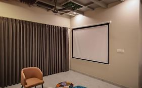 Saiba Outhouse- 4 Bed Room- Pool- Theatre- Partyhall- Garden & Terrace Sitting Area
