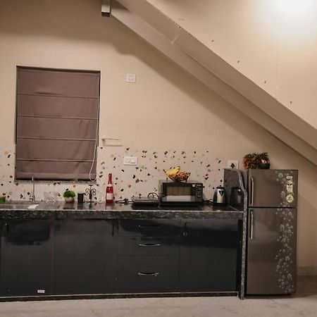 Saiba Outhouse- 4 Bed Room- Pool- Theatre- Partyhall- Garden & Terrace Sitting Area Джапур Экстерьер фото