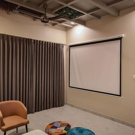 Saiba Outhouse- 4 Bed Room- Pool- Theatre- Partyhall- Garden & Terrace Sitting Area Джапур Экстерьер фото