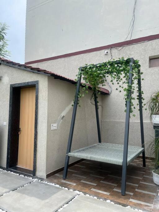 Saiba Outhouse- 4 Bed Room- Pool- Theatre- Partyhall- Garden & Terrace Sitting Area Джапур Экстерьер фото