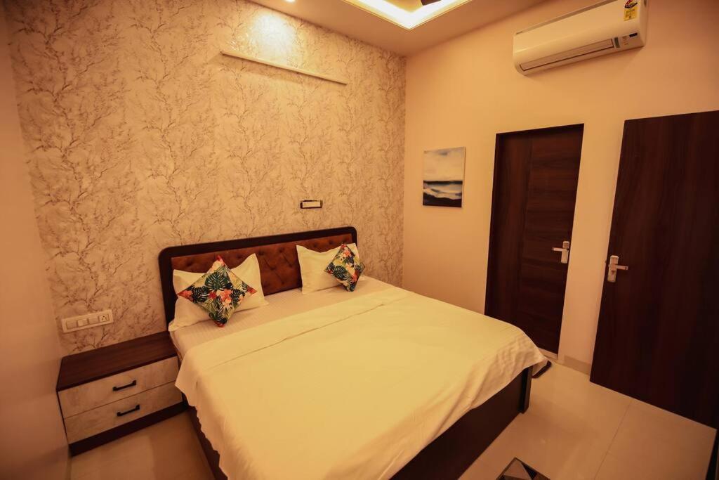 Saiba Outhouse- 4 Bed Room- Pool- Theatre- Partyhall- Garden & Terrace Sitting Area Джапур Экстерьер фото