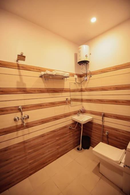 Saiba Outhouse- 4 Bed Room- Pool- Theatre- Partyhall- Garden & Terrace Sitting Area Джапур Экстерьер фото