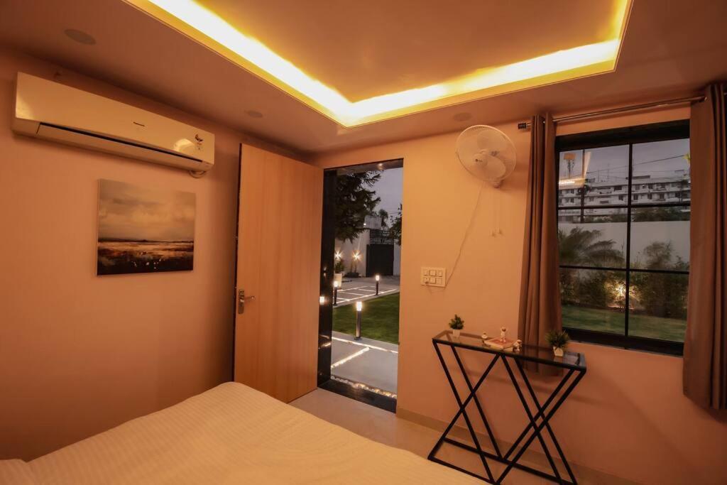 Saiba Outhouse- 4 Bed Room- Pool- Theatre- Partyhall- Garden & Terrace Sitting Area Джапур Экстерьер фото