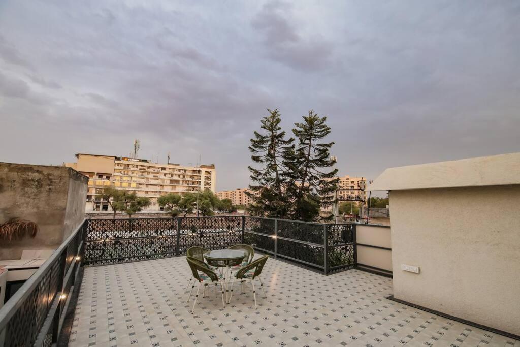 Saiba Outhouse- 4 Bed Room- Pool- Theatre- Partyhall- Garden & Terrace Sitting Area Джапур Экстерьер фото