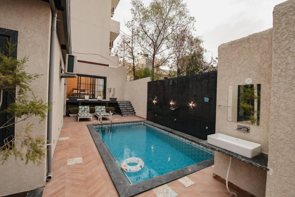 Saiba Outhouse- 4 Bed Room- Pool- Theatre- Partyhall- Garden & Terrace Sitting Area Джапур Экстерьер фото