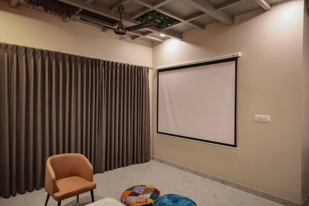 Saiba Outhouse- 4 Bed Room- Pool- Theatre- Partyhall- Garden & Terrace Sitting Area Джапур Экстерьер фото