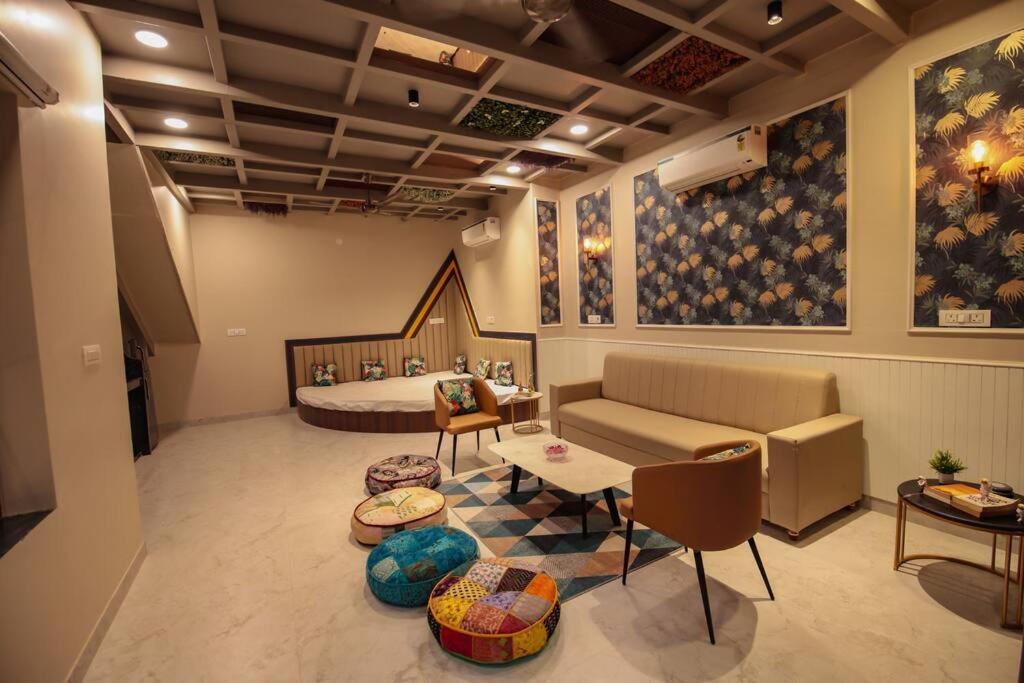 Saiba Outhouse- 4 Bed Room- Pool- Theatre- Partyhall- Garden & Terrace Sitting Area Джапур Экстерьер фото