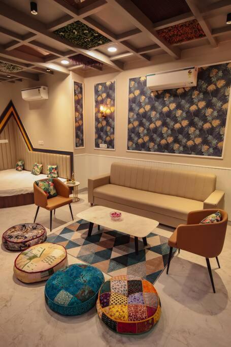 Saiba Outhouse- 4 Bed Room- Pool- Theatre- Partyhall- Garden & Terrace Sitting Area Джапур Экстерьер фото