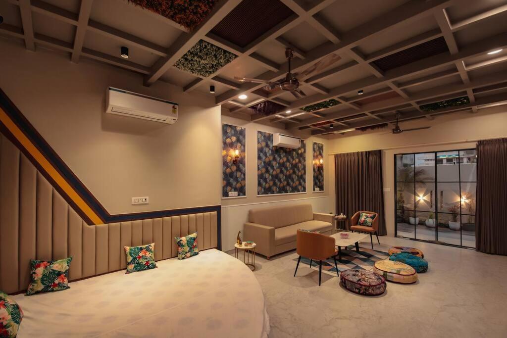 Saiba Outhouse- 4 Bed Room- Pool- Theatre- Partyhall- Garden & Terrace Sitting Area Джапур Экстерьер фото