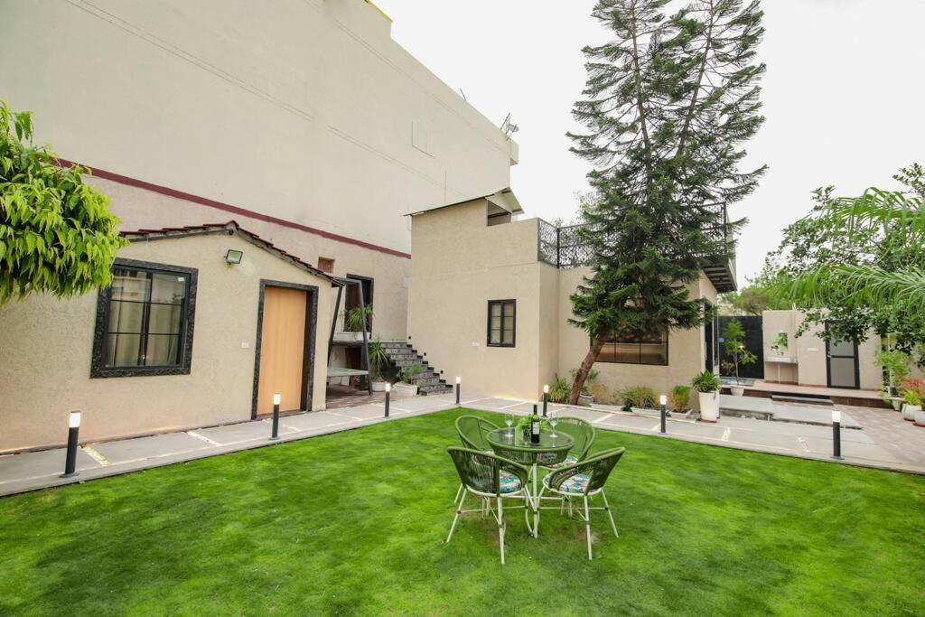 Saiba Outhouse- 4 Bed Room- Pool- Theatre- Partyhall- Garden & Terrace Sitting Area Джапур Экстерьер фото